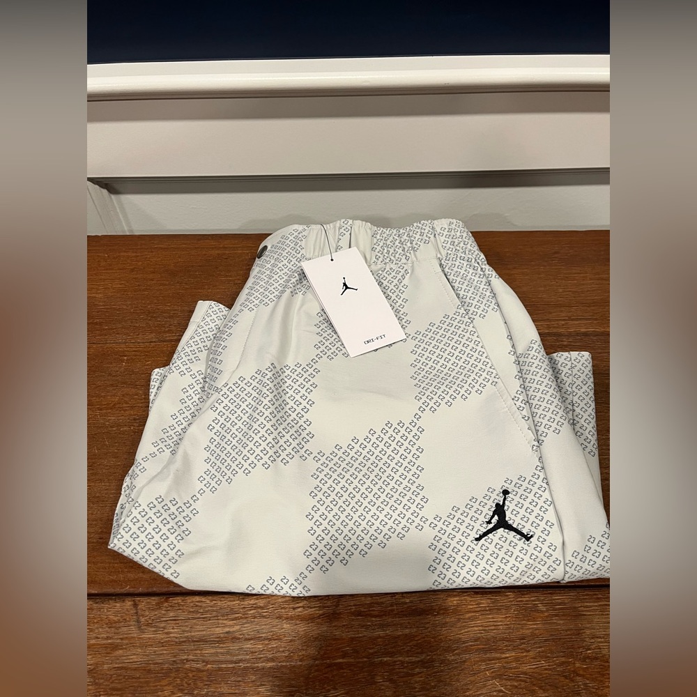 NWT! Jordan Men's 8.25" Dri-FIT Printed Golf Short!